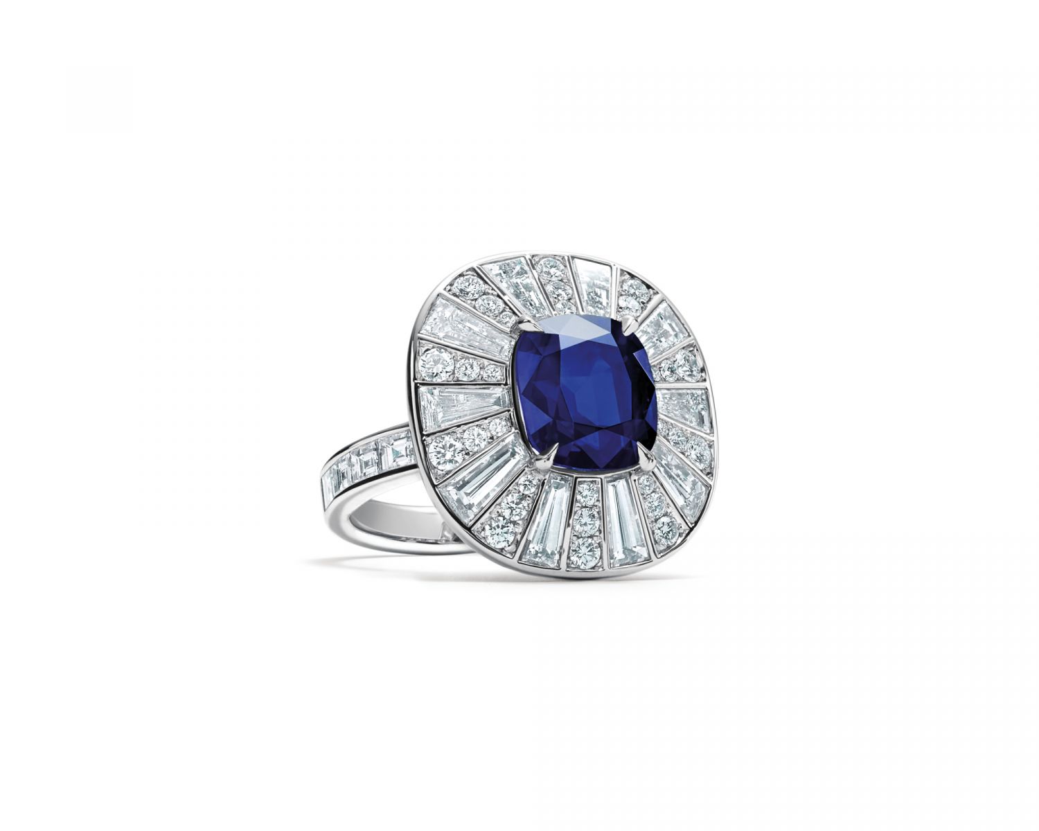 Tiffany ring in platinum with an esteemed Kashmir cushion-cut sapphire of over 5 carats and mixed cut diamonds
