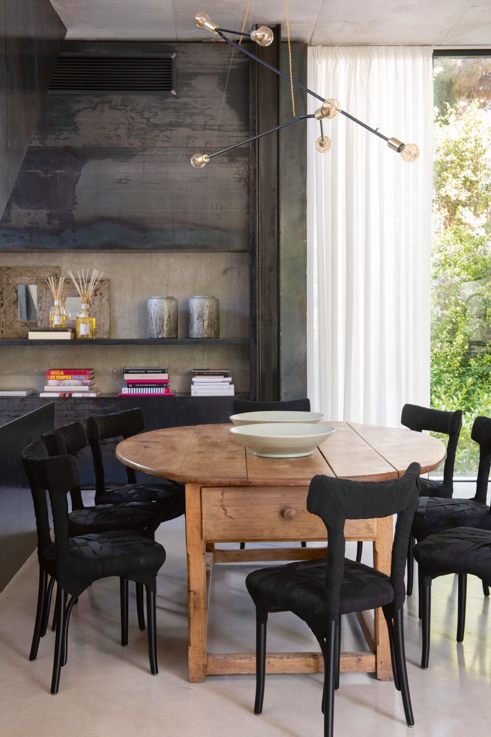he selection of furnishings reflects the firm’s knackfor combining pieces in natural materials with modern details