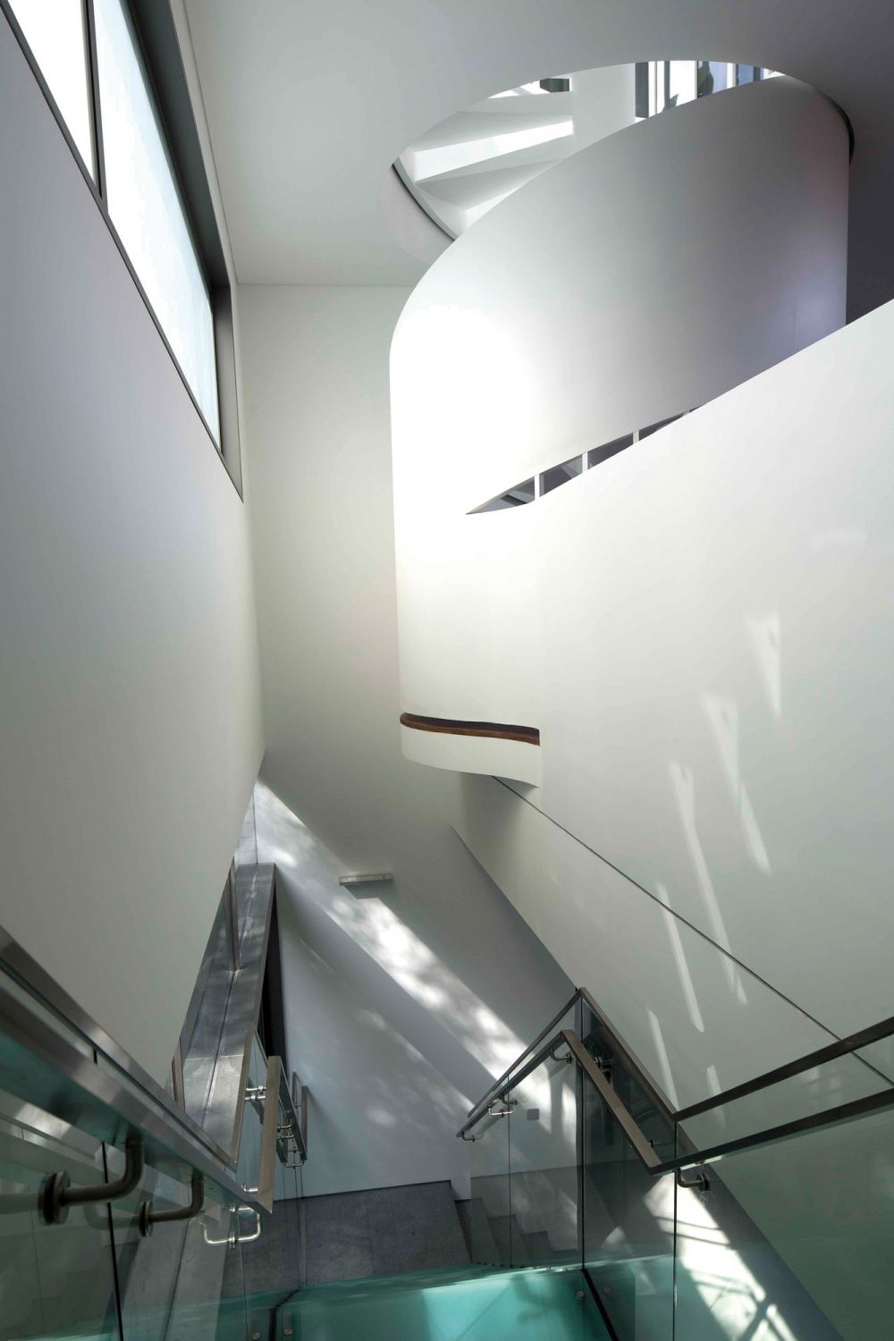 A spiral staircase in a home by AR43 Architects
