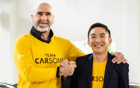 Carsome ambassador Eric Cantona and Carsome co-founder and group chief executive officer Eric Cheng (Photo: Carsome)