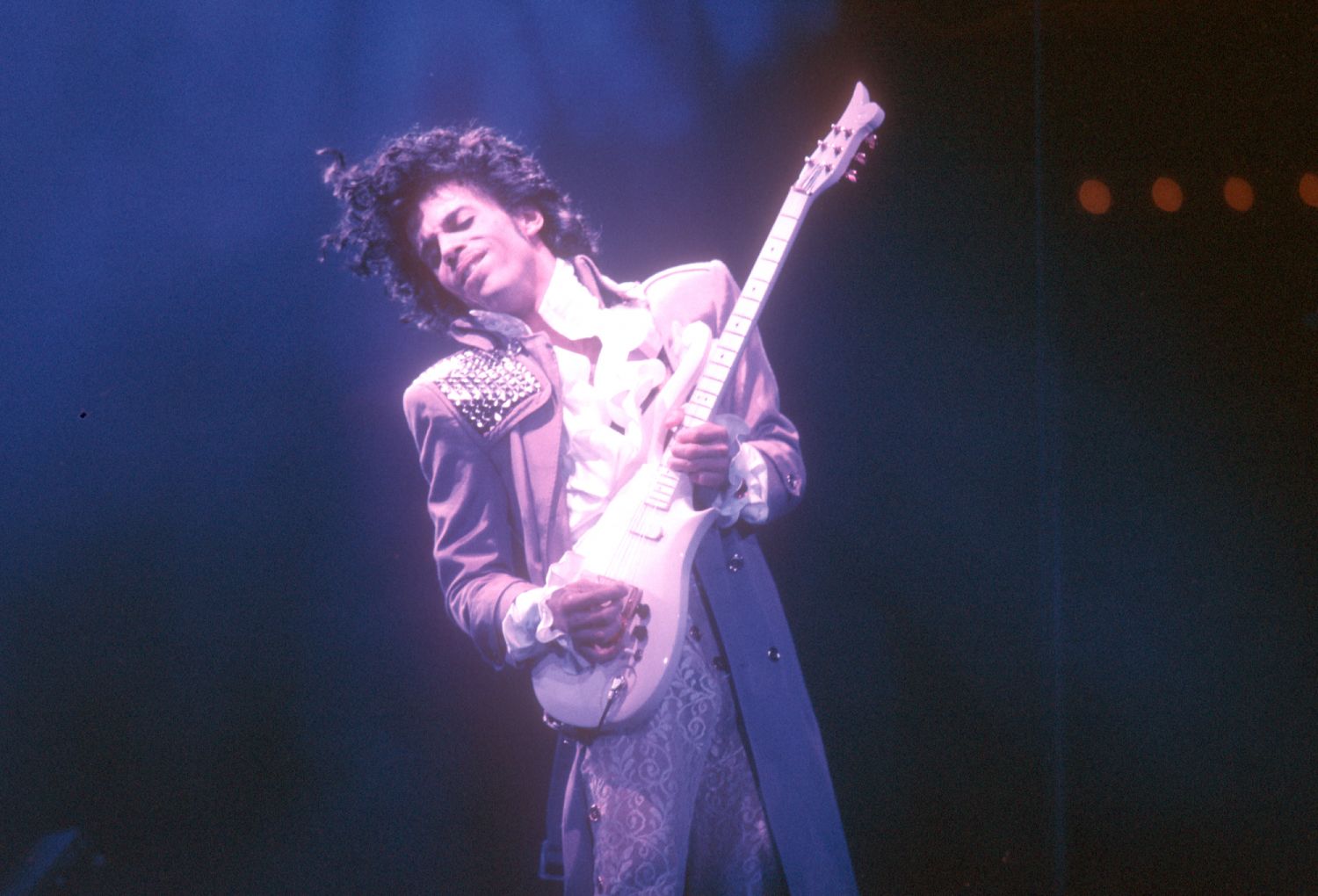 INGLEWOOD - FEBRUARY 19: Prince performs live at the Fabulous Forum on February 19, 1985 in Inglewood, California. (Photo by Michael Ochs Archives/Getty Images)