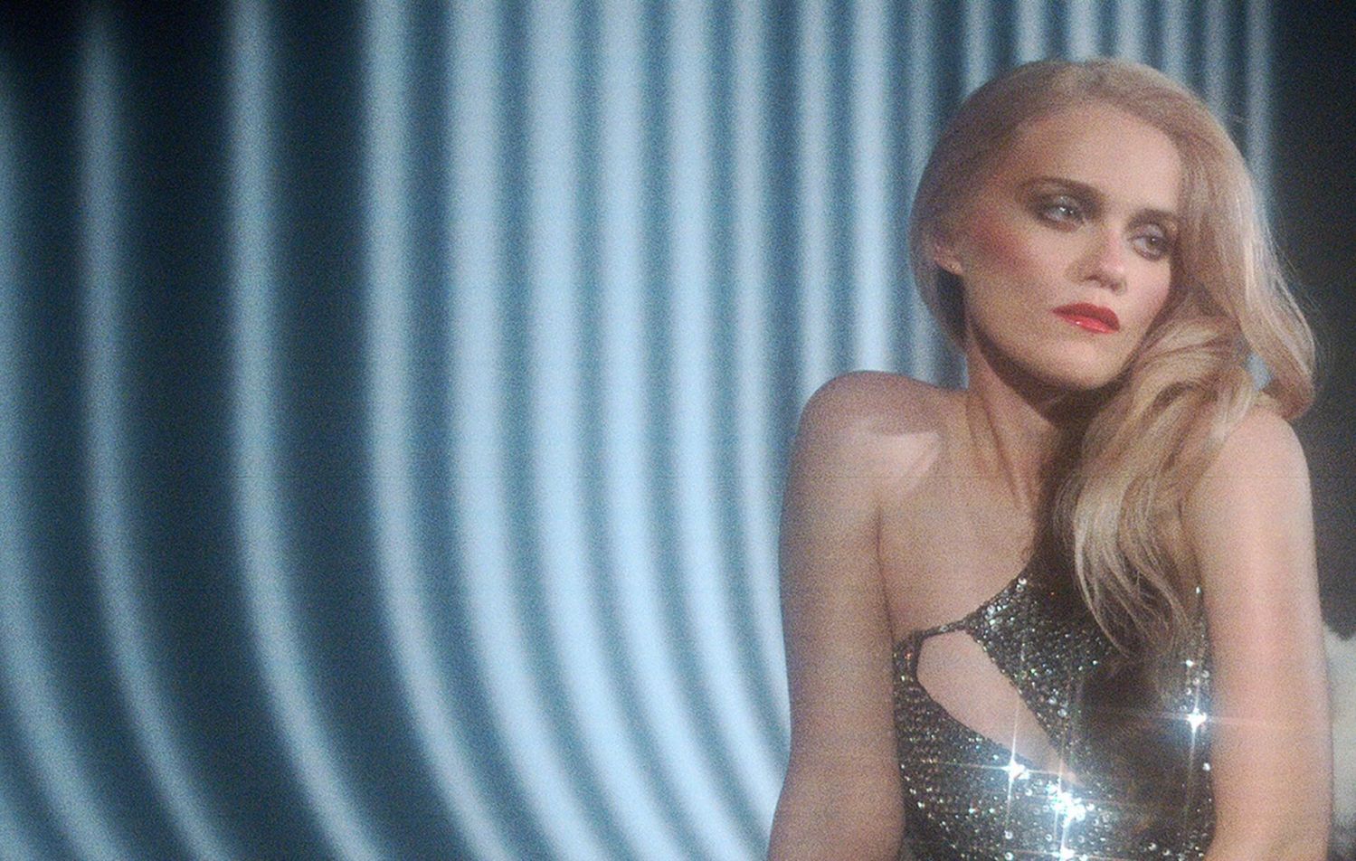 Sky Ferreira in her new single 'Don't Forget'
