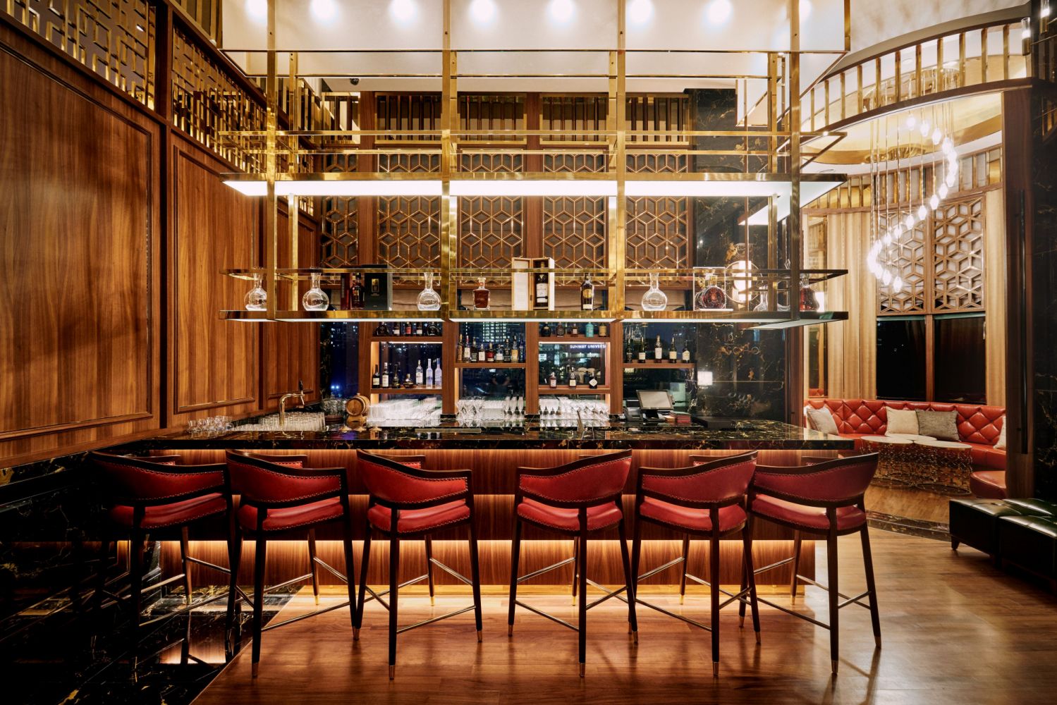 The restaurant's bar is the perfect spot to have a cocktail in a chic environment.