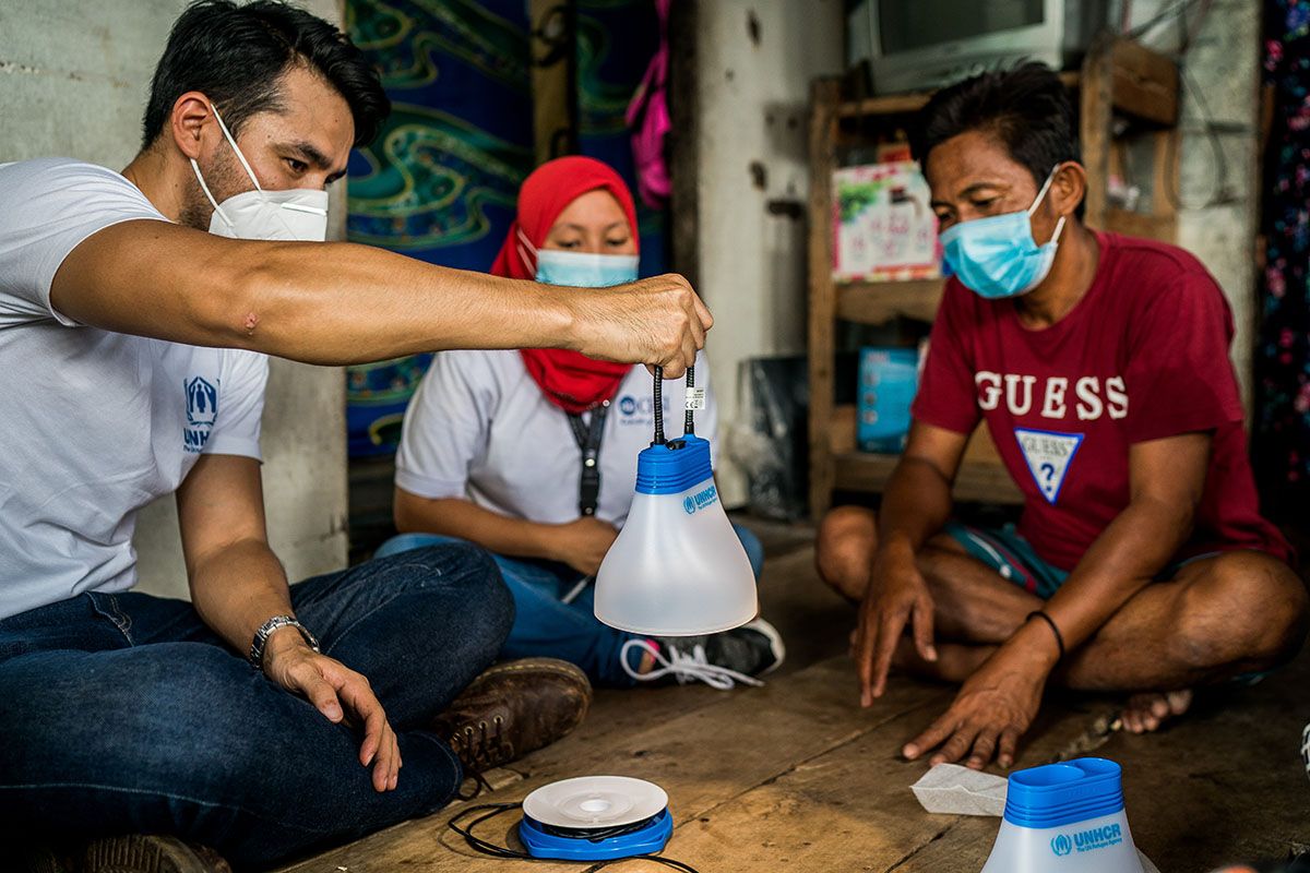 UNHCR Philippines Goodwill Ambassador Atom Araullo visits Brgy. Butiren in the Municipality of Kabuntalan, in Maguindanao, Philippines, on Saturday, April 17, 2021. Araullo took part in the distribution of solar lamps to fisherfolk in the community without access to electricity.280 households in total received solar lamps.The community has experienced numerous displacements in the past, and has become a host community themselves for other displaced families due to armed conflict between state and non-st