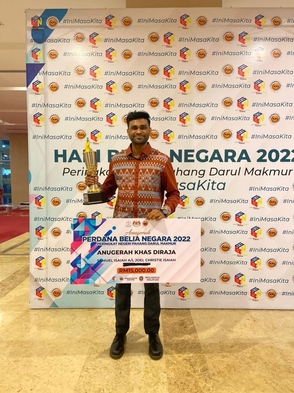 Samuel Isaiah posing with his award (Photo: Pemimpin GSL)