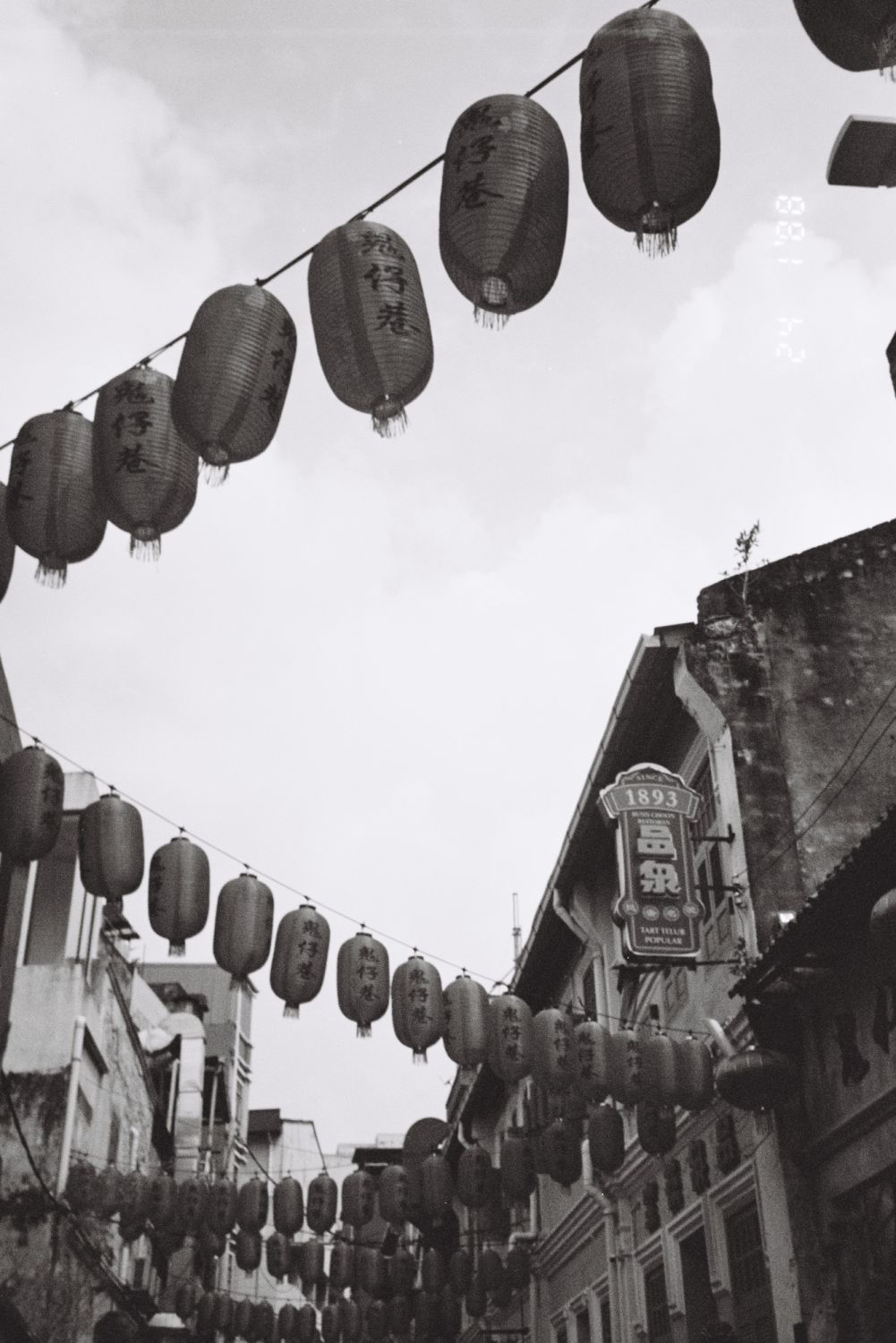 A photo taken with Lomo Lady Grey 400 film on a Yashica T4, processed and scanned by Zontiga (Photo: Amanda Fung)