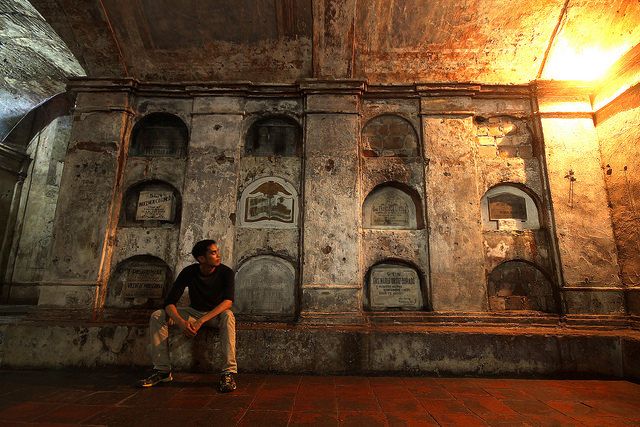 An underground cemetery in Laguna (Photo: EAZY Traveler Blog)