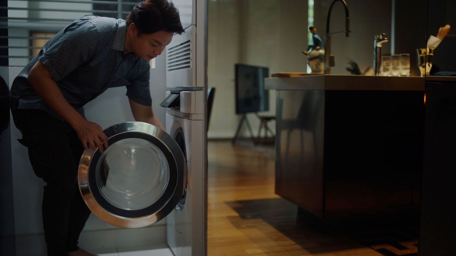 How to Design a Chic Open Kitchen Made for Entertaining with VZug