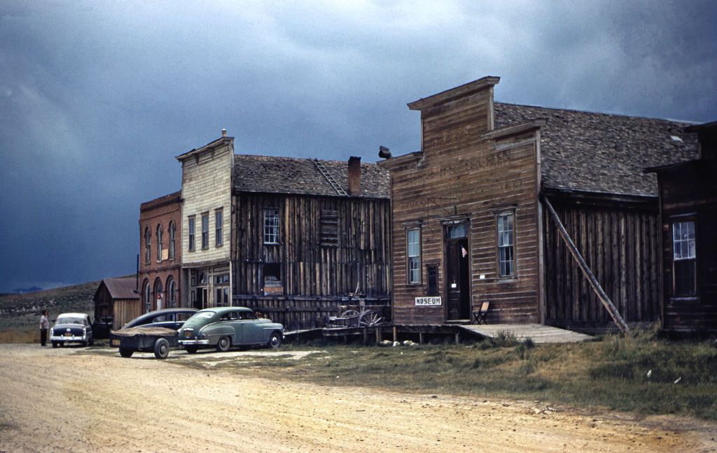 BODIE STATE HISTORIC PARK, CA - 1955: Tourists visit the ghost town of Bodie in the Sierra Nevada mountain range in California. The old gold mining town became Bodie State Historic Park in 1962. Automobiles are no longer allowed on the town's dirt roads and visitors must park in a designated parking lot outside the town's center. (Photo by Robert Alexander/Getty Images)
