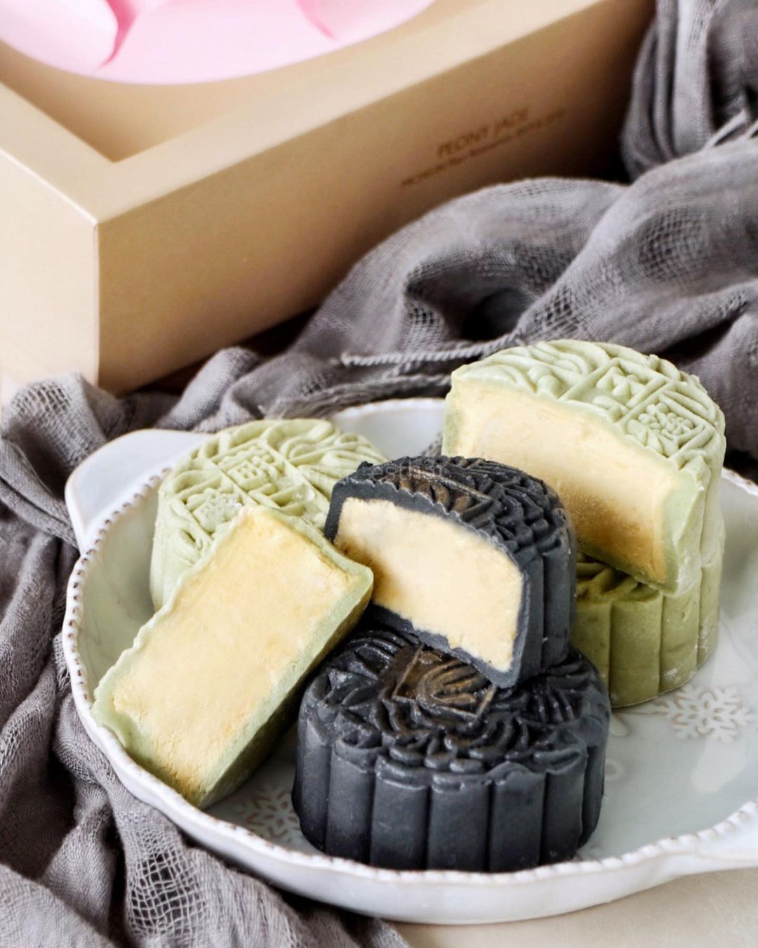 Durian mooncakes (Photo: @esth3r_esth3r/Instagram)