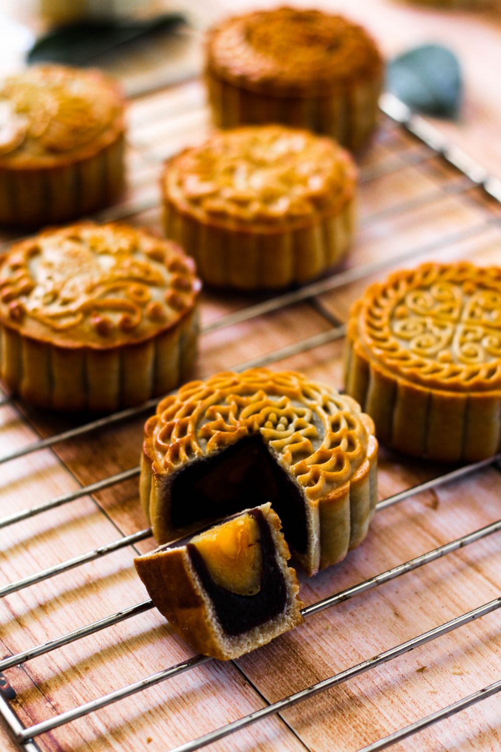 Lotus mooncakes with salted egg yolk filling (Photo: @hdhuong233/Unsplash)
