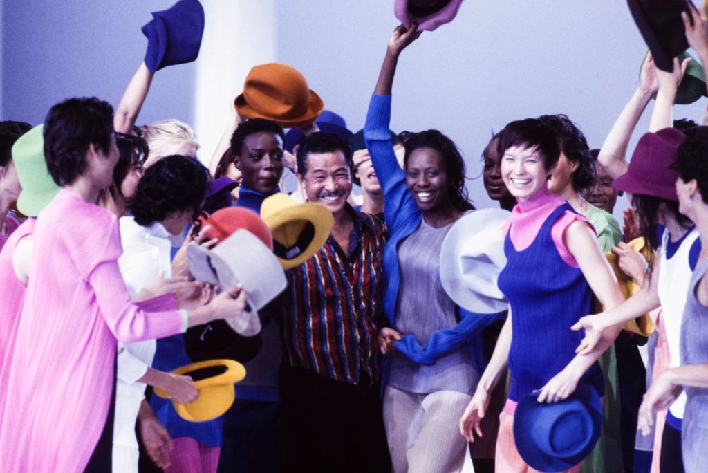 Issey Miyake et ses mannequins lors de son défilé, Prêt-à -Porter, collection Printemps-été 1994, Paris, octobre 1993, France. (Photo by PAT/ARNAL/Gamma-Rapho via Getty Images)