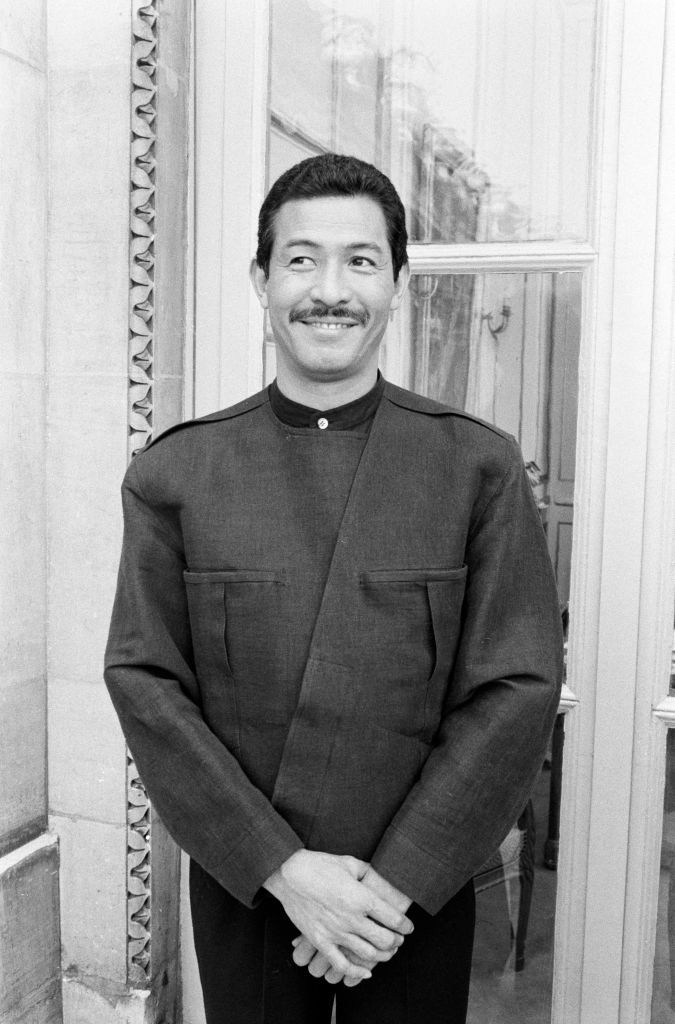 Issey Miyake lors d'un déjeuner au ministère de la culture à Paris le 21 mars 1984, France. (Photo by Micheline PELLETIER/Gamma-Rapho via Getty Images)