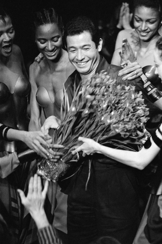 Le cuturier Issey Miyake et ses mannequins lors de son défilé, Prêt-à -Porter, collection Automne/Hiver 80-81 à Paris en mars 1980, France. (Photo by Daniel SIMON/Gamma-Rapho via Getty Images)