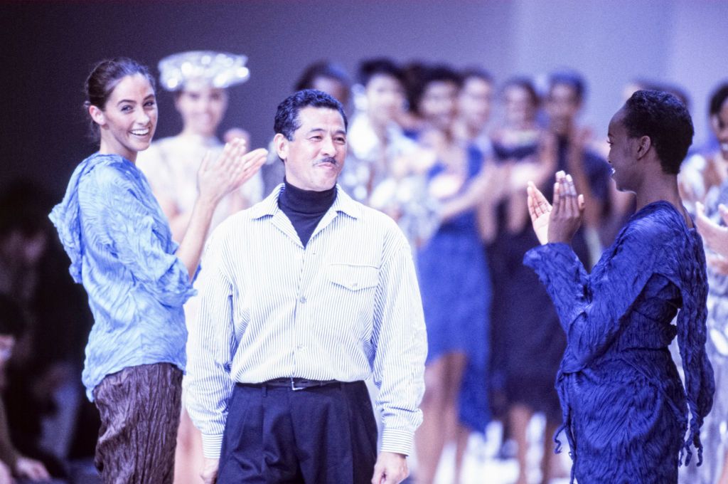 le couturier Issey Miyake et ses mannequins lors de son défilé, Prêt-à -Porter, collection Printemps-été 1992 à Paris en octobre 1991, France. (Photo by ARNAL/GARCIA/Gamma-Rapho via Getty Images)
