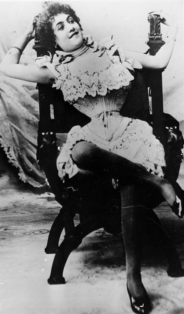 1890: The French music-hall singer Polaire wearing the famous wasp waist corset. (Photo by Hulton Archive/Getty Images)