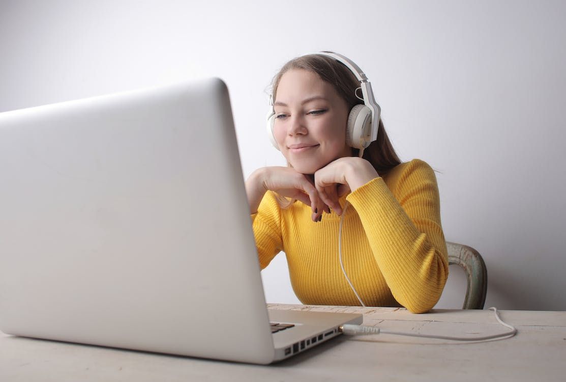 In the list below are interior design podcasts you should start listening to (Photo: Andrea Piacquadio/Pexels)