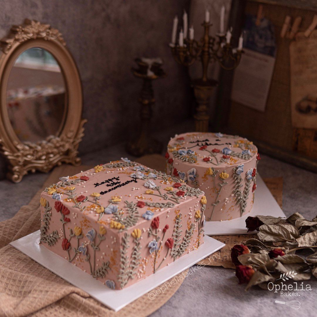 This floral design is available in different cake shapes (Photo: @opheliabakes_my)