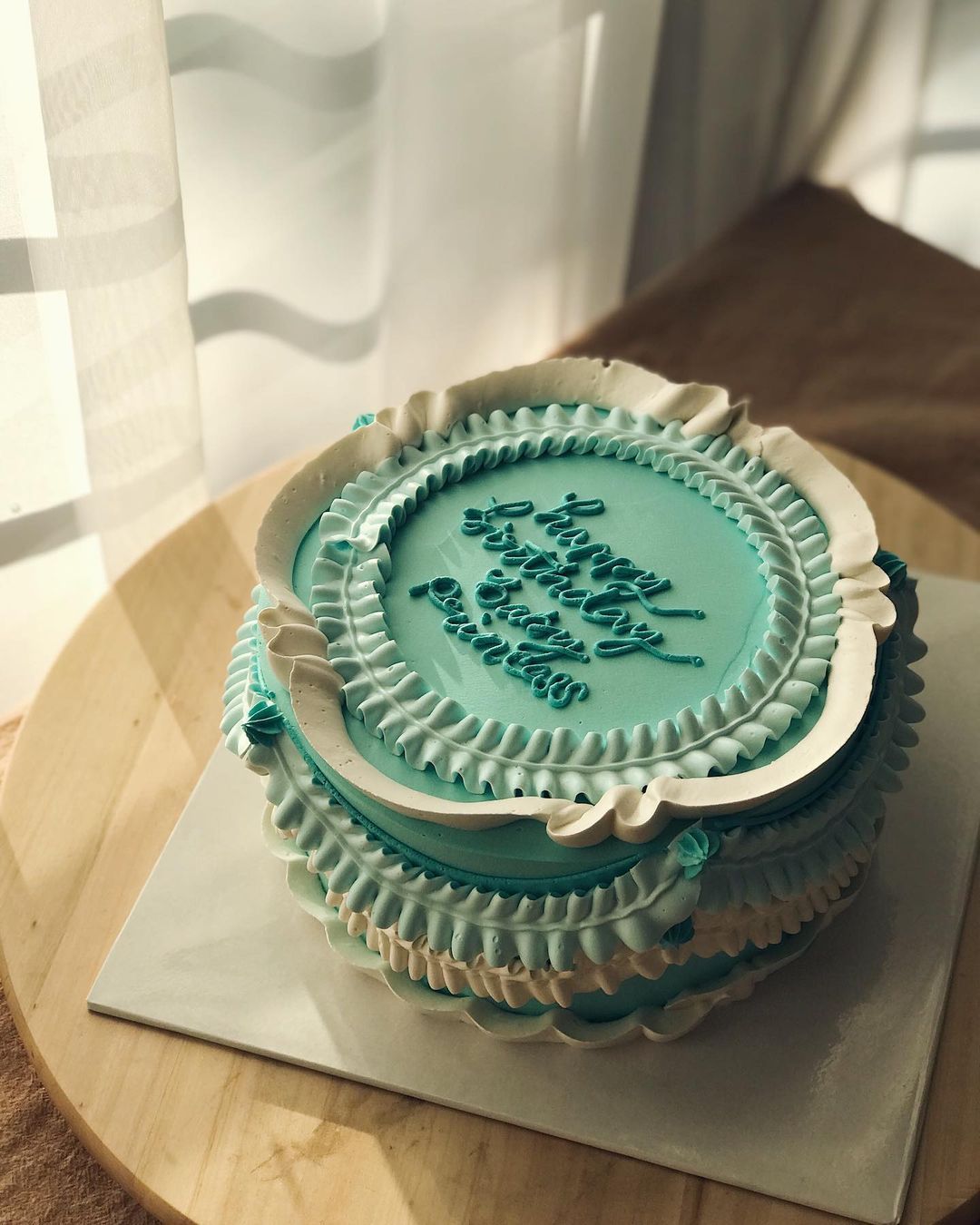 A turquoise vintage design by The Comelbakes (Photo: @thecomelbakes/Instagram)