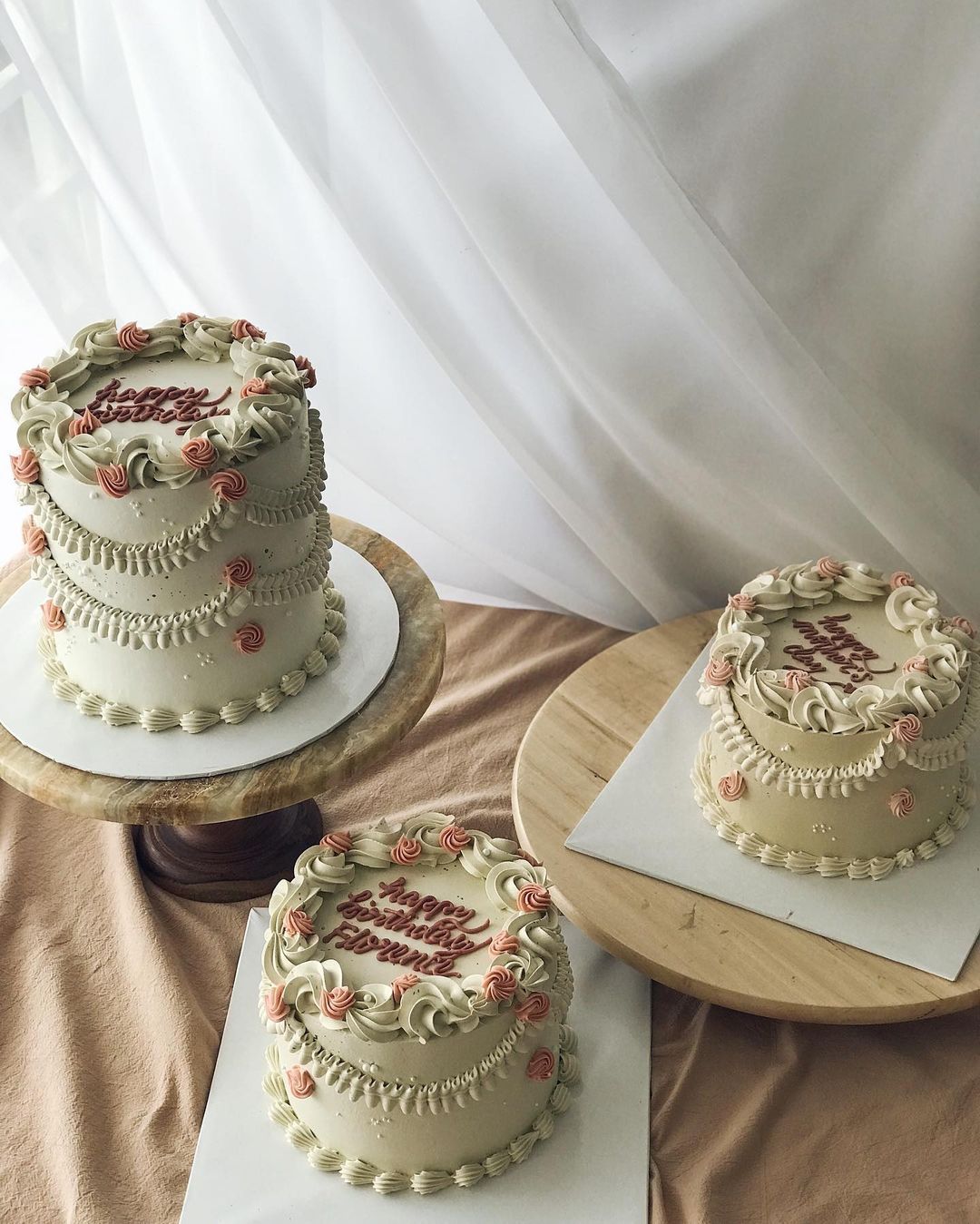 Vintage cakes in different sizes (Photo: @thecomelbakes/Instagram)