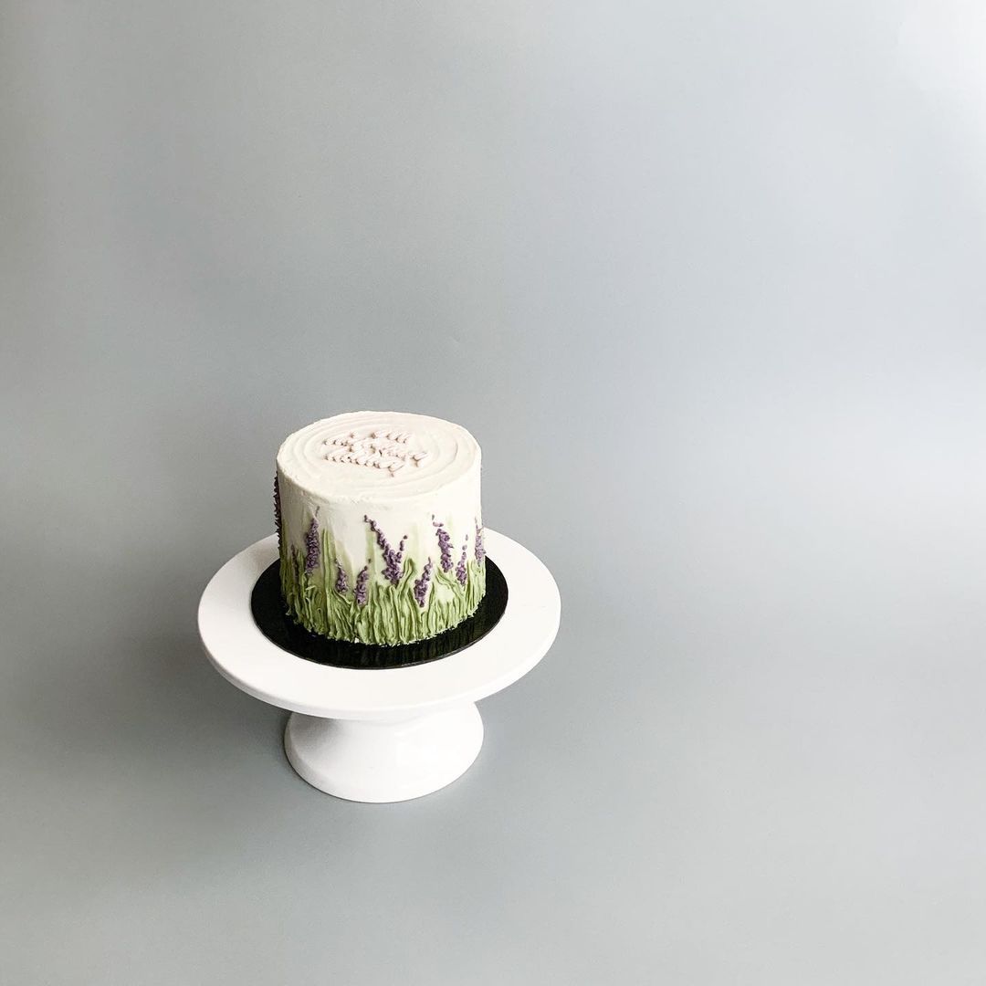 A lavender field minimalist cake (Photo: @dolcezhra/Instagram)