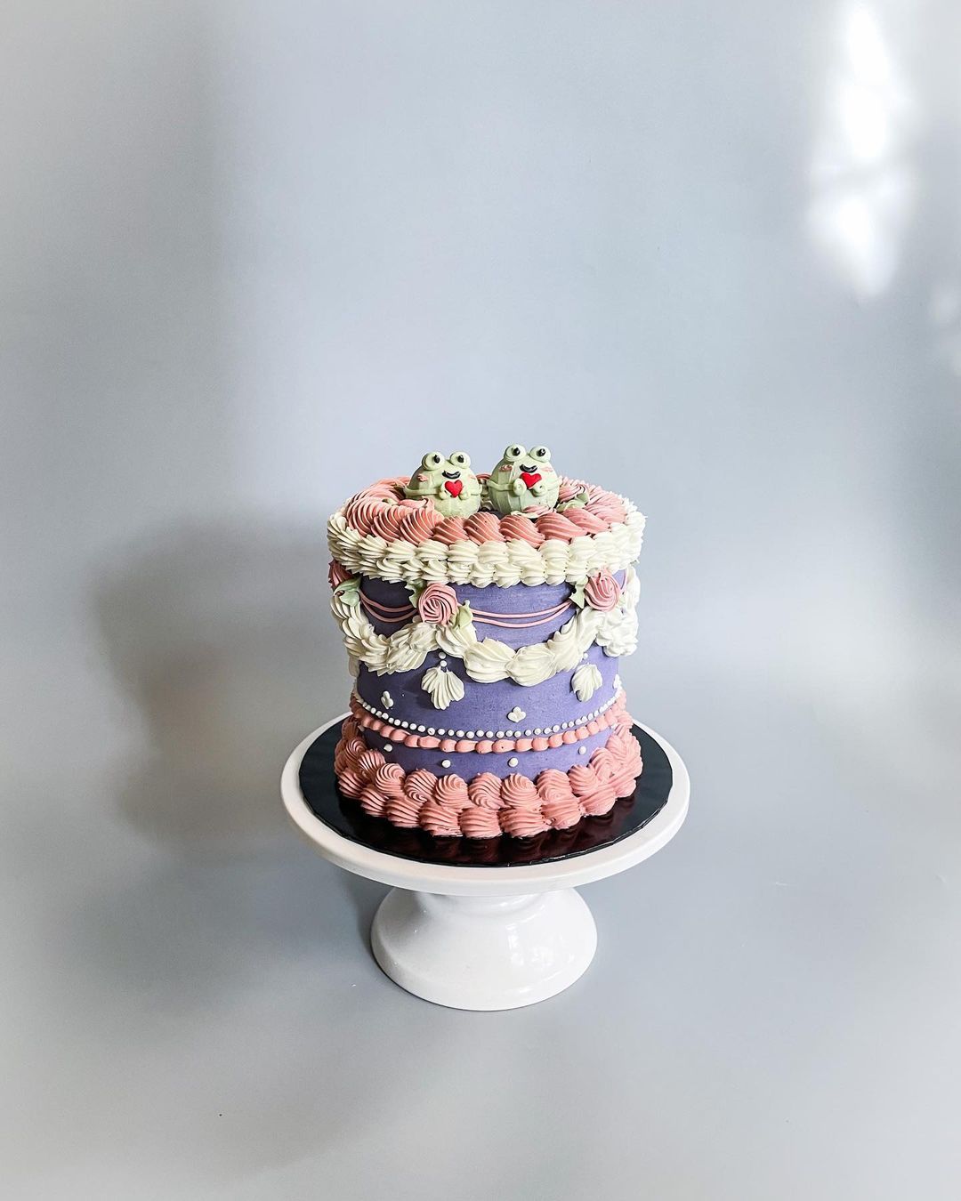 Dolce Zhra's take on vintage cakes, topped with minimalist frogs (Photo: @dolcezhra/Instagram)