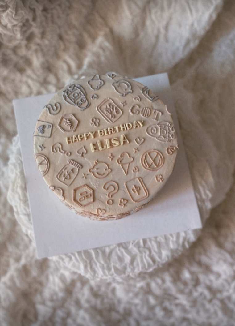 A cake featuring doodles for a birthday (Photo: @cream__on/Instagram)