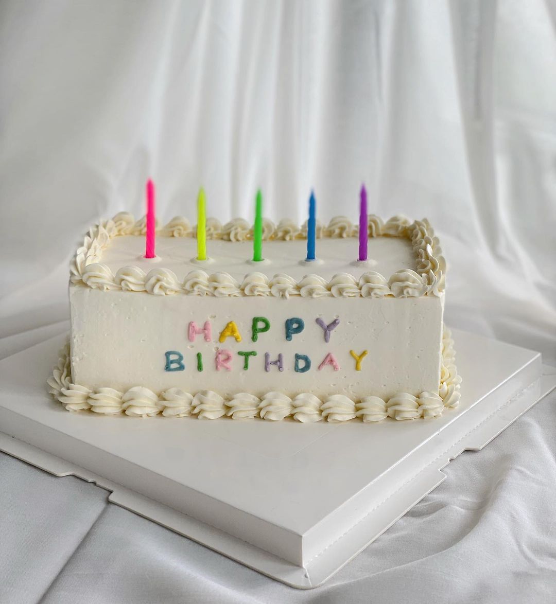 A simple and cute rectangular birthday cake (Photo: @llebeurre/Instagram)