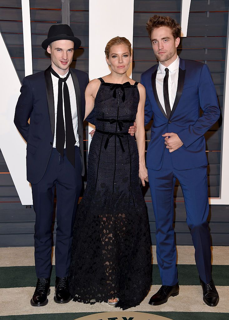 BEVERLY HILLS, CA - FEBRUARY 22: (L-R) Actors Tom Sturridge, Sienna Miller and Robert Pattinson arrive at the 2015 Vanity Fair Oscar Party Hosted By Graydon Carter at Wallis Annenberg Center for the Performing Arts on February 22, 2015 in Beverly Hills, California. (Photo by Axelle/Bauer-Griffin/FilmMagic)