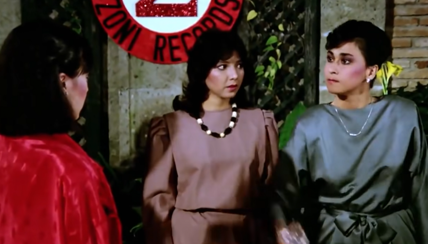 The confrontation scene between Cherie Gil's Lavinia Arguelles and Sharon Cuneta's Dorina Pineda (Photo: 'Bituing Walang Ningning')
