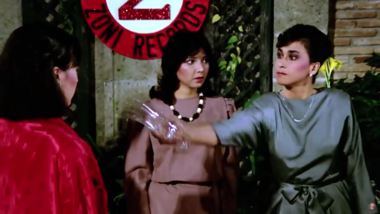 The confrontation scene between Cherie Gil's Lavinia Arguelles and Sharon Cuneta's Dorina Pineda (Photo: 'Bituing Walang Ningning')