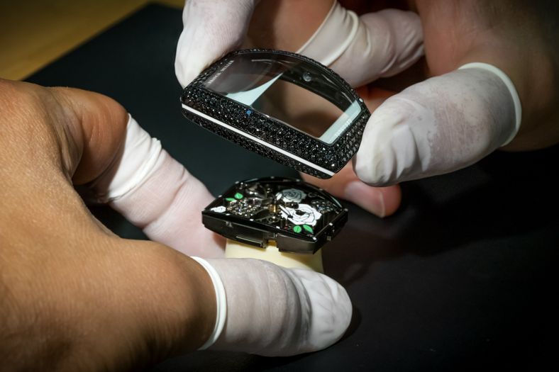 Placing the bezel that has been set with black diamonds (Photo: Franck Muller)
