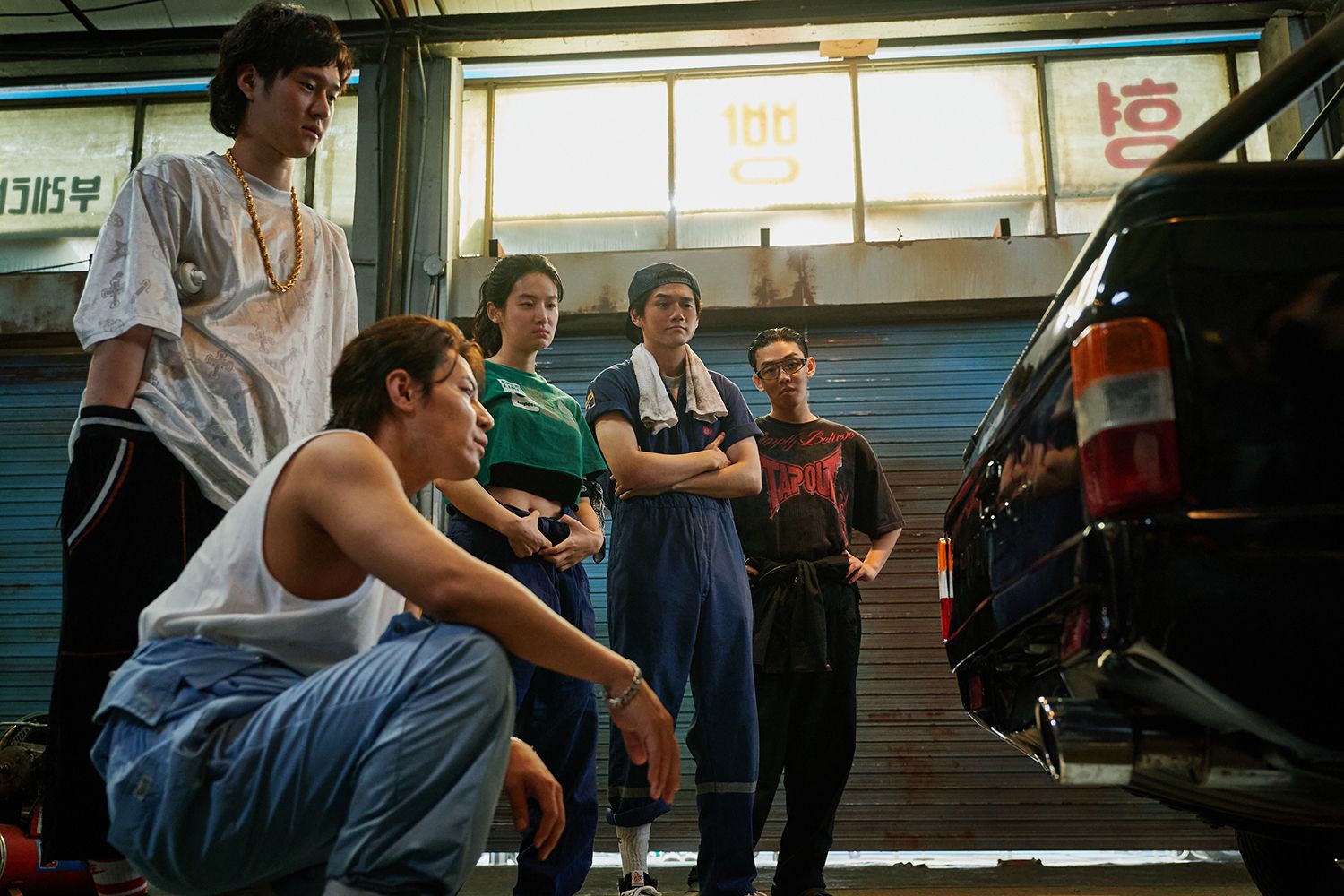 Seoul Vibe (L to R) Ko Kyung-Pyo as John Woo, Lee Kyoo-hyung as Moon Bok-nam, Park Ju-hyun as Park Yoon-hee, Ong Seong-wu as Park Joon-gi, Yoo Ah-in as Park Dong-wook in Seoul Vibe Cr. Song Kyungsub/Netflix Â© 2022