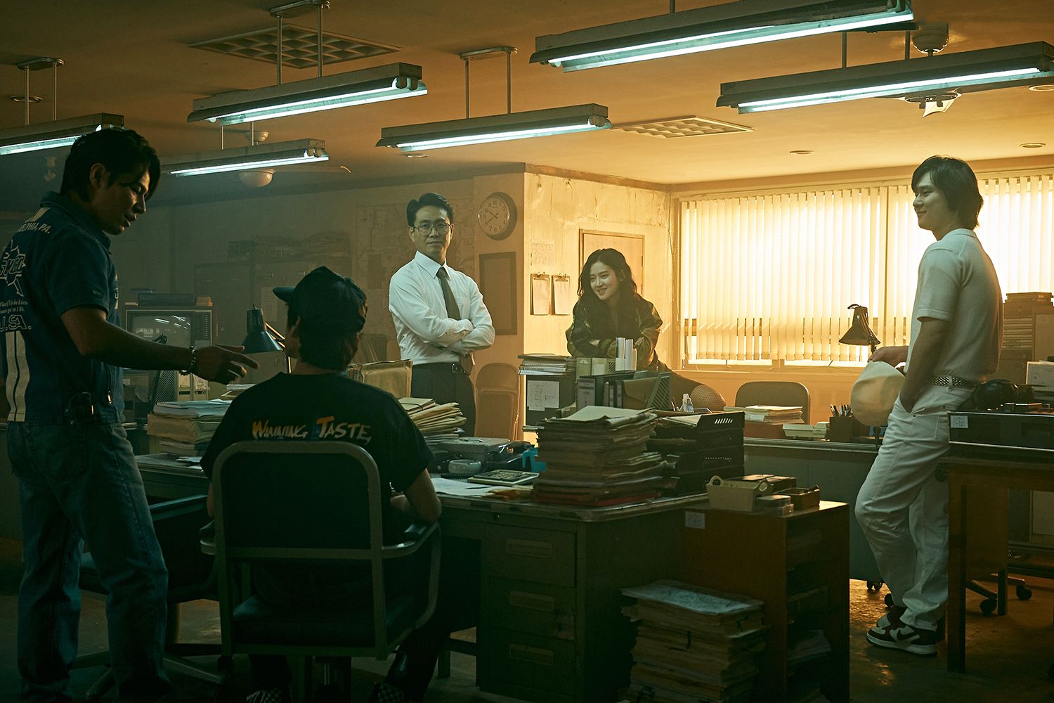 Seoul Vibe (L to R) Lee Kyoo-hyung as Moon Bok-nam, Ong Seong-wu as Park Joon-gi, Oh Jung-se as Prosecutor Ahn, Park Ju-hyun as Park Yoon-hee, Ko Kyung-Pyo as John Woo in Seoul Vibe Cr. Song Kyungsub/Netflix Â© 2022