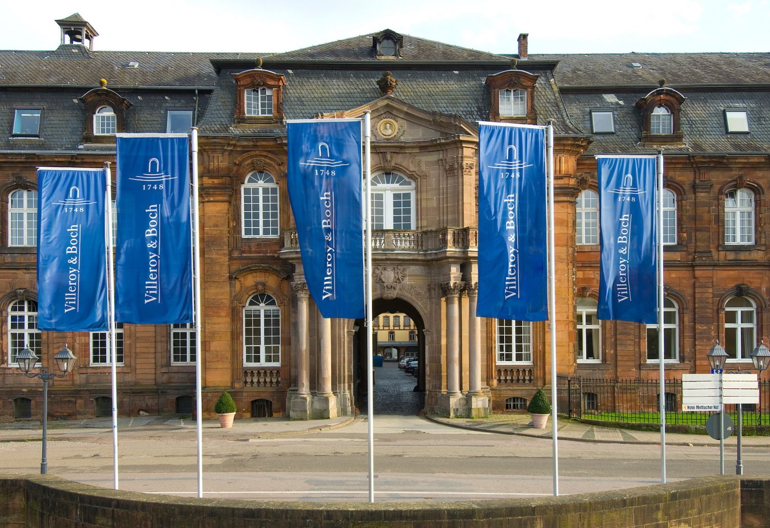 DE: Hauptverwaltung Villeroy & Boch, Alte Abtei Mettlach EN: Headquarter Villeroy & Boch, Old Abbey MettlachFR: L'administration Villeroy & Boch, Ancien Abbaye Mettlach