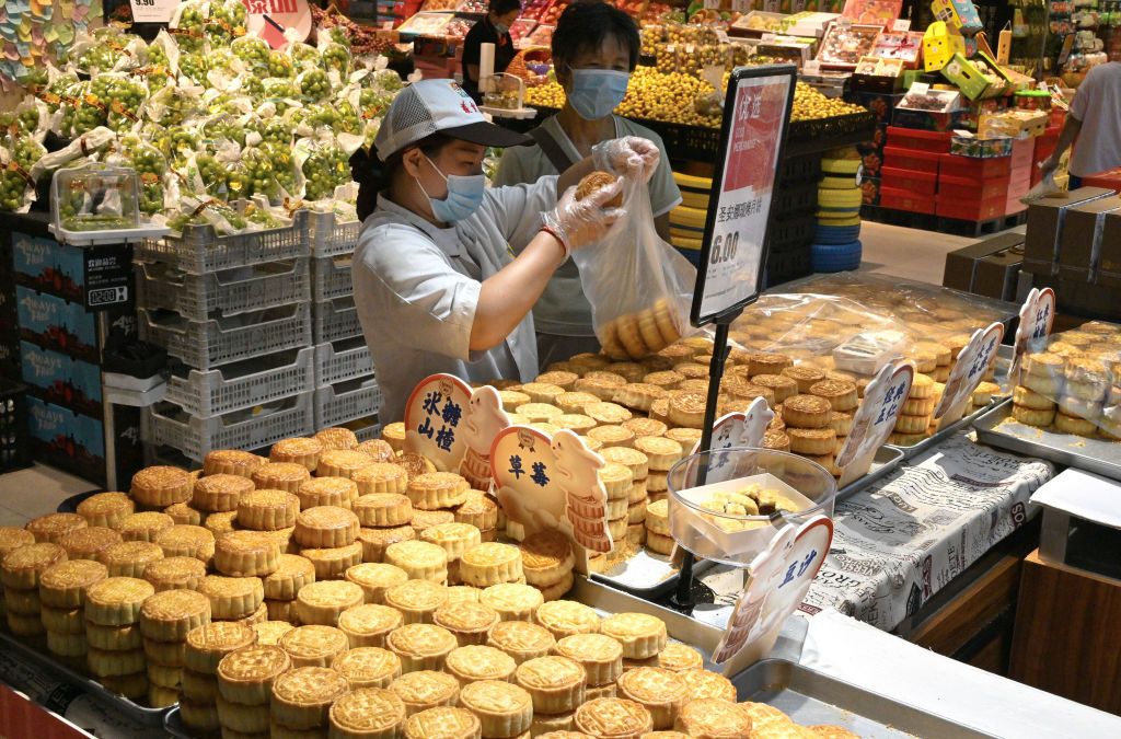 Citizens choose a simply-packaged mooncake at a supermarket in Handan, North China's Hebei Province, Sept 5, 2022. The Mid-Autumn Festival is approaching, many businesses launch a variety of affordable mooncakes in plain packaging, medium price mooncakes become the mainstream market, favored by consumers. (Photo credit should read CFOTO/Future Publishing via Getty Images)