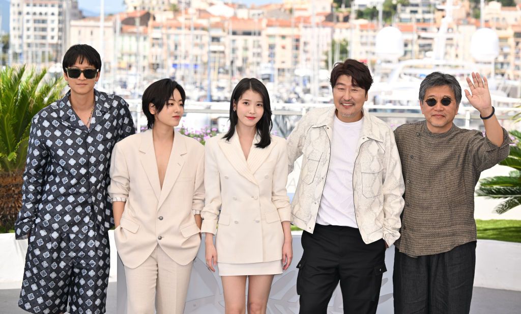 CANNES, FRANCE - MAY 27: (L to R) Cast members Dong-won Gang, Joo-Young Lee, Ji-eun Lee, Song Kang-ho and Director Hirokazu Koreeda attend the photocall for the film Broker (Les Bonnes Etoiles) at the 75th annual Cannes Film Festival in Cannes, France on May 27, 2022. (Photo by Mustafa Yalcin/Anadolu Agency via Getty Images)