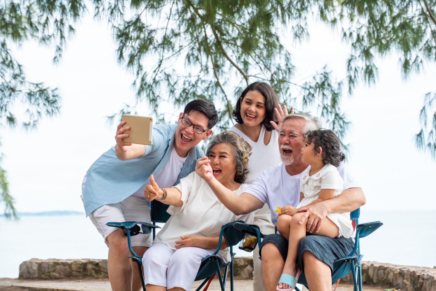 A multi-generational family on vacation (Photo: iStock)