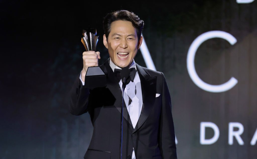LOS ANGELES, CALIFORNIA - MARCH 13: Lee Jung-jae accepts the Best Actor in a Drama Series award for 'Squid Game' onstage during the 27th Annual Critics Choice Awards at Fairmont Century Plaza on March 13, 2022 in Los Angeles, California. (Photo by Amy Sussman/Getty Images for Critics Choice Association)