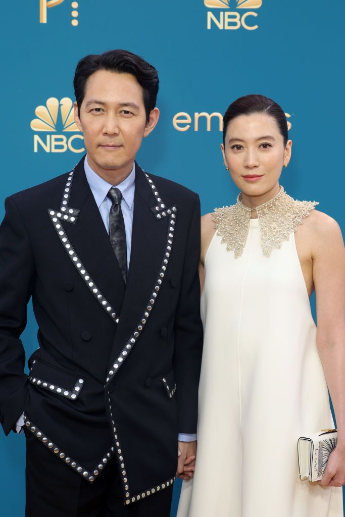 LOS ANGELES, CALIFORNIA - SEPTEMBER 12: (L-R) Lee Jung-jae and guest attend the 74th Primetime Emmys at Microsoft Theater on September 12, 2022 in Los Angeles, California. (Photo by Momodu Mansaray/Getty Images)