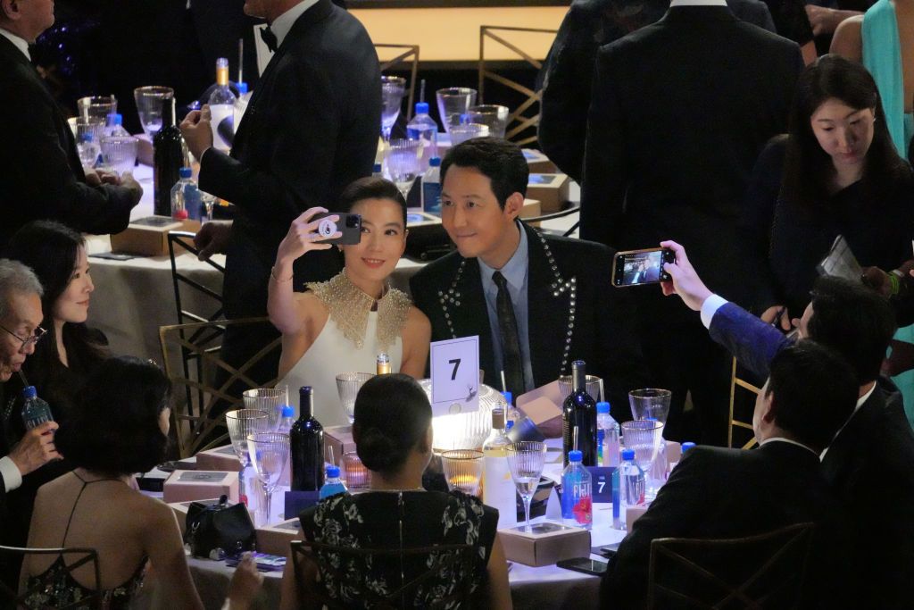 LOS ANGELES, CALIFORNIA - SEPTEMBER 12: Lee Jung-jae (R) and guest attend the 74th Primetime Emmys at Microsoft Theater on September 12, 2022 in Los Angeles, California. (Photo by Kevin Mazur/WireImage)