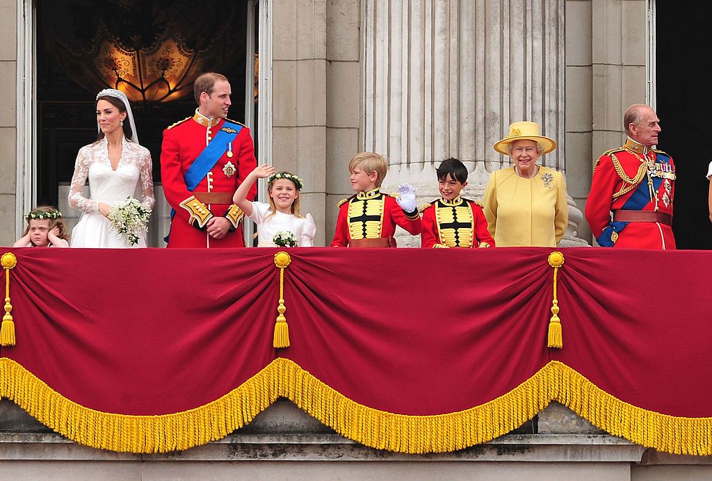 LONDON, ENGLAND - APRIL 29:  Catherine, Duchess of Cambridge, Prince William, Duke of Cambridge, HRH Queen Elizabeth II (2nd from R) and Prince Philip, Duke of Edinburgh (R) greet crowd of admirers from the balcony of Buckingham Palace on April 29, 2011 in London, England.  (Photo by James Devaney/FilmMagic)
