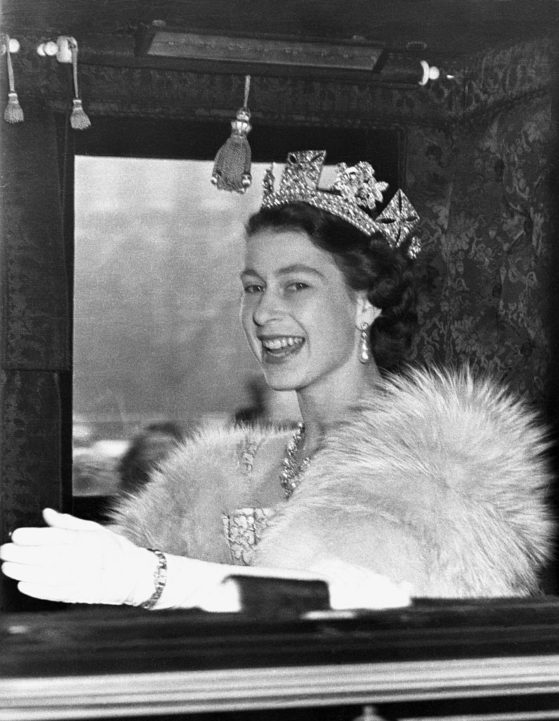 Queen Elizabeth II of England drives to Westminster to open Parliament in State in the first year of her reign. (Photo by © Hulton-Deutsch Collection/CORBIS/Corbis via Getty Images)