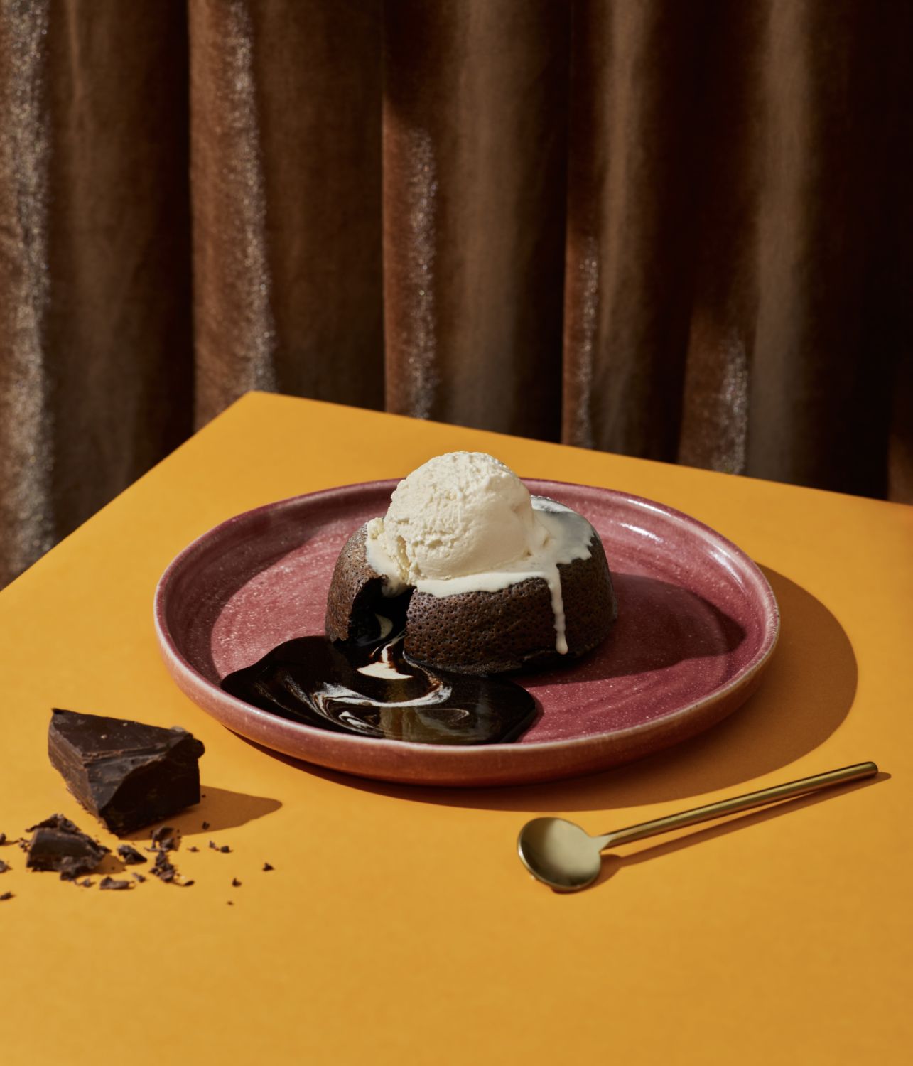 Toh keeps it simple with a simple backdrop and highlighting the complementary colours that accent the chocolate lava cake from Aurum Theatre’s JIN Gastrobar (Photo: Trisha Toh)