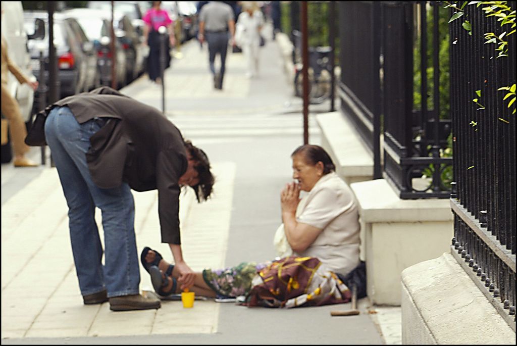 Keanu Reeves gives some money to an homeless people. (Photo by Pascal LE FLOCH/Gamma-Rapho via Getty Images)