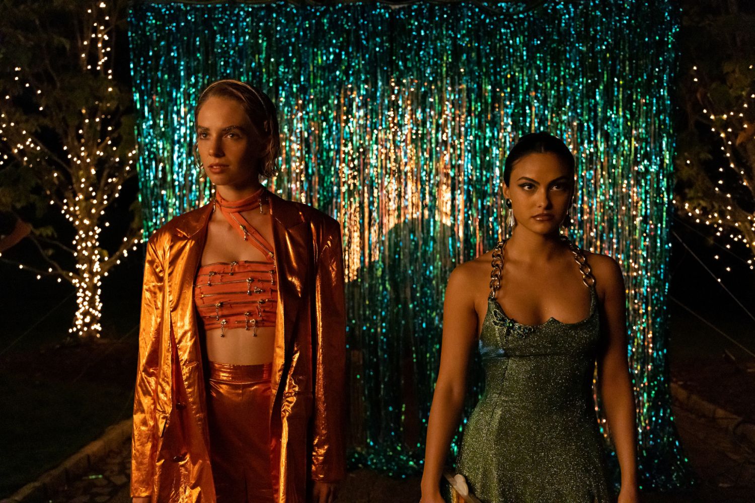DO REVENGE - (L-R) Maya Hawke as Eleanor and Camila Mendes as Drea in Do Revenge. Cr. Kim Simms/Netflix © 2022.