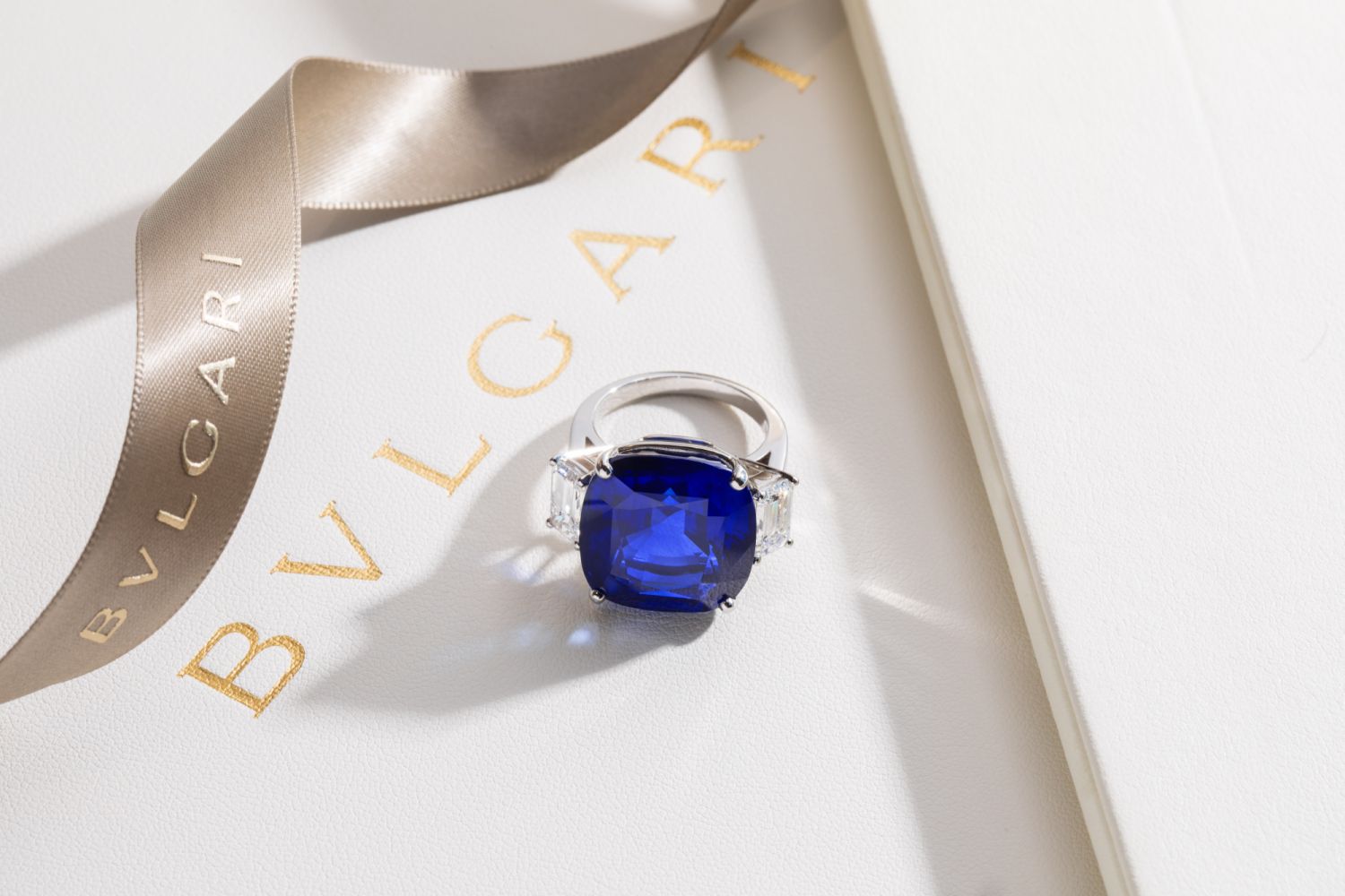BVLGARI MAGNIFICA系列藍寶石鉑金傳鑽戒,鑲嵌1顆枕形切割喀什米爾藍寶石(重約29.88克拉)與2顆祖母綠切割鑽石