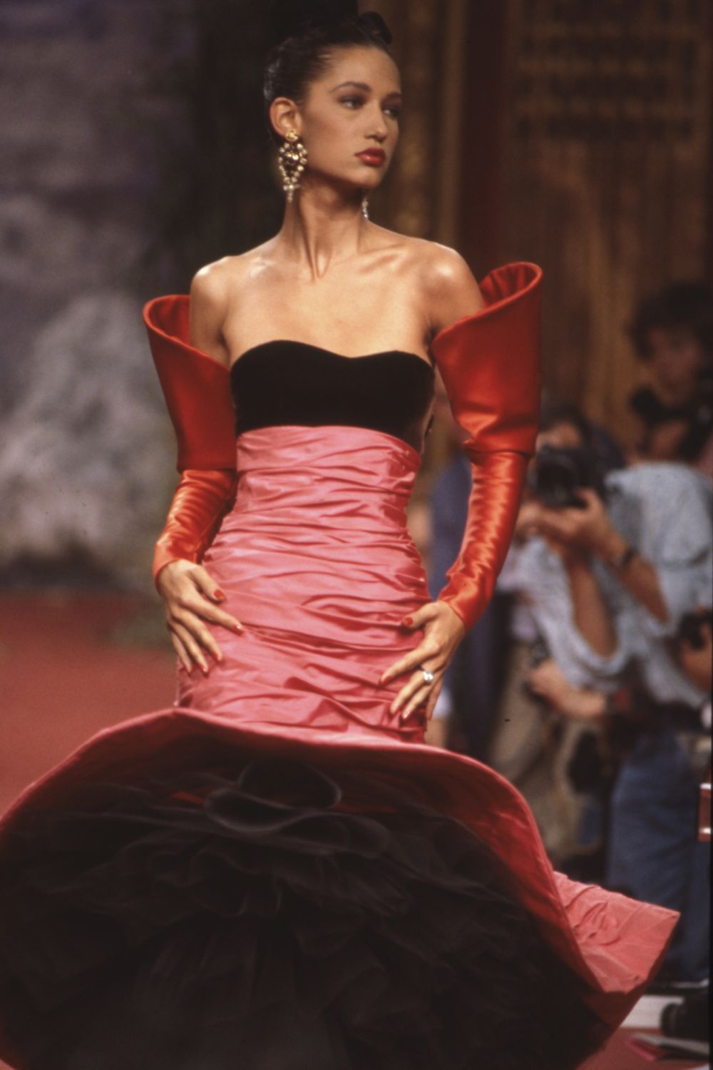 Défilé automne-hiver 1987-1988, collection Christian Lacroix, 26 Juillet 1987, Hôtel Intercontinental, Paris, France. (Photo by Daniel SIMON/Gamma-Rapho via Getty Images)