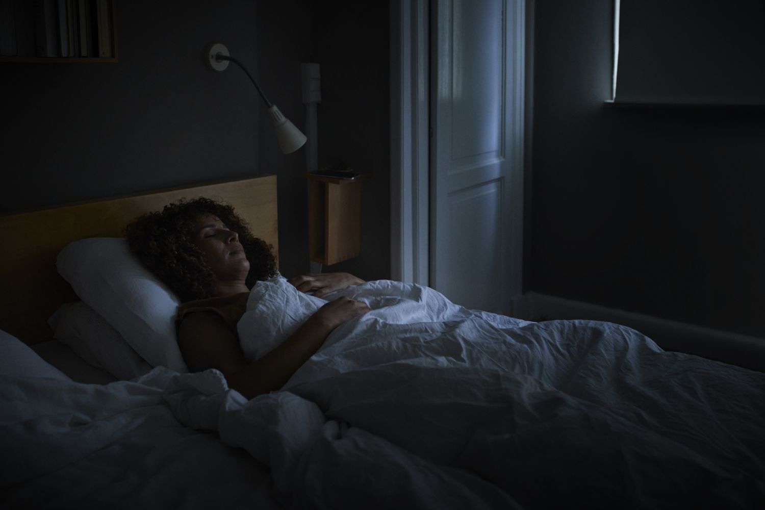 Mature woman sleeping on bed at home (photo: Getty Images)