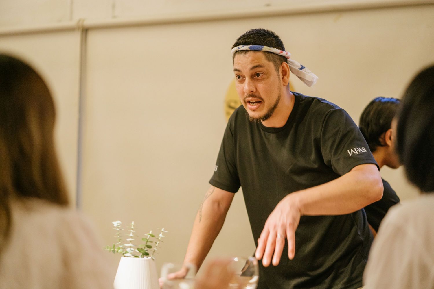 Jeff Ramsey, who was also present as Yuko Suzuki's assistant chef, talking diners through one of the courses during Suzuki's service